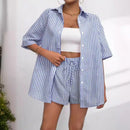 Conjunto moderno listrado, composto por camisa de gola alta e shorts em tecido macio e respirável.