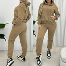 Conjunto feminino casual e elegante com moletom grosso com capuz, novidade da coleção outono/inverno 2024. Disponível em estoque.
