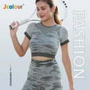 Conjunto de camiseta cropped camuflada e shorts capri com frete grátis, ideal para academia e esportes.