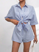 Conjunto moderno listrado, composto por camisa de gola alta e shorts em tecido macio e respirável.
