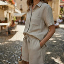 Conjunto feminino casual de verão com camisa e shorts para viagens e looks de verão.