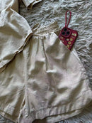 Conjunto feminino casual de verão com camisa e shorts para viagens e looks de verão.