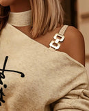 Blusa feminina moderna de manga comprida com detalhe de corrente diagonal nos ombros, estilo top ombro a ombro, blusa estilo camisa feminina.