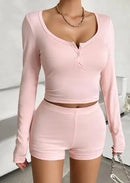 Conjunto de camiseta feminina de manga comprida com gola redonda e shorts justos estilo ioga esportiva, conjunto de duas peças de verão feminino com modelagem slim fit.