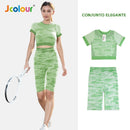 Conjunto de camiseta cropped camuflada e shorts capri com frete grátis, ideal para academia e esportes.