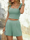Conjunto de verão feminino casual de duas peças com amarração nas costas, decote quadrado, pregas e regata sem mangas. Conjunto composto por shorts retos de cintura alta e shorts de cintura alta.