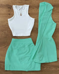Conjunto feminino de 3 peças com colete de gola redonda, regata e minissaia, nova tendência de roupas femininas para o verão de 2025.