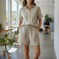 Conjunto feminino casual de verão com camisa e shorts para viagens e looks de verão.
