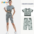 Conjunto de camiseta cropped camuflada e shorts capri com frete grátis, ideal para academia e esportes.