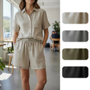 Conjunto feminino casual de verão com camisa e shorts para viagens e looks de verão.