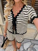 Conjunto de verão feminino casual de duas peças com listras, detalhes em renda e modelagem slim fit, composto por blusa de manga curta com amarração nos ombros e shorts retos.