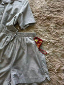Conjunto de verão feminino para o trabalho, composto por blusa de botões e shorts.