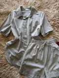 Conjunto de verão feminino para o trabalho, composto por blusa de botões e shorts.