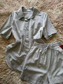 Conjunto de verão feminino para o trabalho, composto por blusa de botões e shorts.