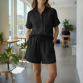 Conjunto feminino casual de verão com camisa e shorts para viagens e looks de verão.