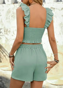 Conjunto de verão feminino casual de duas peças com amarração nas costas, decote quadrado, pregas e regata sem mangas. Conjunto composto por shorts retos de cintura alta e shorts de cintura alta.