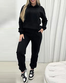 Conjunto feminino casual e elegante com moletom grosso com capuz, novidade da coleção outono/inverno 2024. Disponível em estoque.