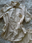 Conjunto feminino casual de verão com camisa e shorts para viagens e looks de verão.