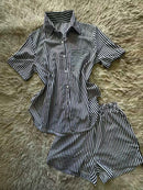 Conjunto moderno listrado, composto por camisa de gola alta e shorts em tecido macio e respirável.