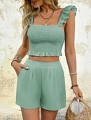 Conjunto de verão feminino casual de duas peças com amarração nas costas, decote quadrado, pregas e regata sem mangas. Conjunto composto por shorts retos de cintura alta e shorts de cintura alta.