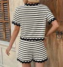Conjunto de verão feminino casual de duas peças com listras, detalhes em renda e modelagem slim fit, composto por blusa de manga curta com amarração nos ombros e shorts retos.