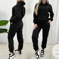 Conjunto feminino casual e elegante com moletom grosso com capuz, novidade da coleção outono/inverno 2024. Disponível em estoque.