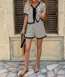 Conjunto de verão feminino casual de duas peças com listras, detalhes em renda e modelagem slim fit, composto por blusa de manga curta com amarração nos ombros e shorts retos.