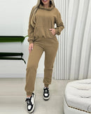 Conjunto feminino casual e elegante com moletom grosso com capuz, novidade da coleção outono/inverno 2024. Disponível em estoque.
