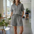 Conjunto feminino casual de verão com camisa e shorts para viagens e looks de verão.