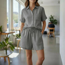 Conjunto feminino casual de verão com camisa e shorts para viagens e looks de verão.
