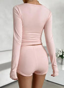 Conjunto de camiseta feminina de manga comprida com gola redonda e shorts justos estilo ioga esportiva, conjunto de duas peças de verão feminino com modelagem slim fit.