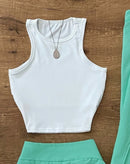 Conjunto feminino de 3 peças com colete de gola redonda, regata e minissaia, nova tendência de roupas femininas para o verão de 2025.