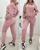 Conjunto feminino casual e elegante com moletom grosso com capuz, novidade da coleção outono/inverno 2024. Disponível em estoque.