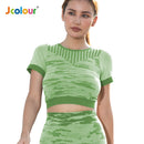 Conjunto de camiseta cropped camuflada e shorts capri com frete grátis, ideal para academia e esportes.